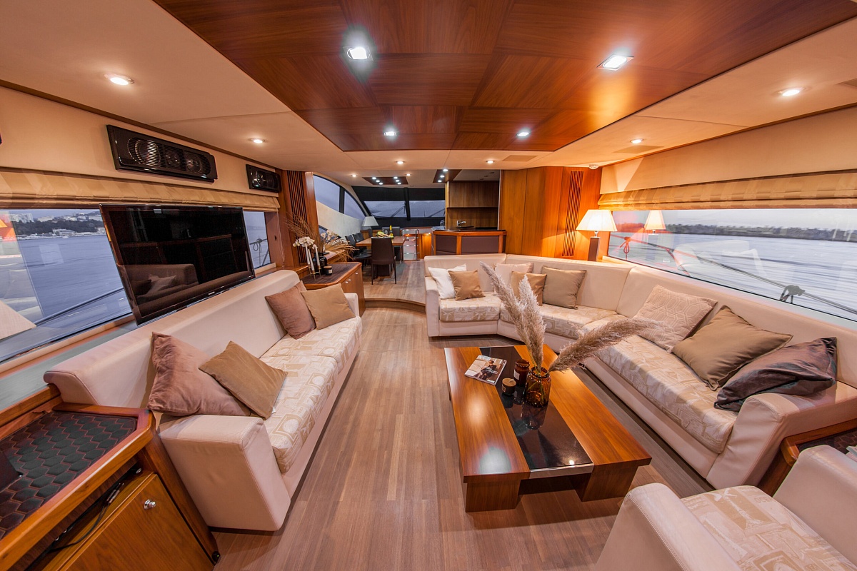 Аренда моторной яхты Sunseeker 70 в Москве - салон на главной палубе